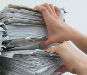 Mai puţine hârtii - o soluţie simplă pentru investitorii de la bursă